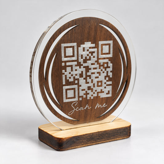מעמד QR עגול מעץ ואקריליק שקוף – בעיצוב אישי