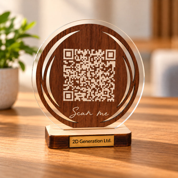 מעמד QR עגול מעץ ואקריליק שקוף – בעיצוב אישי