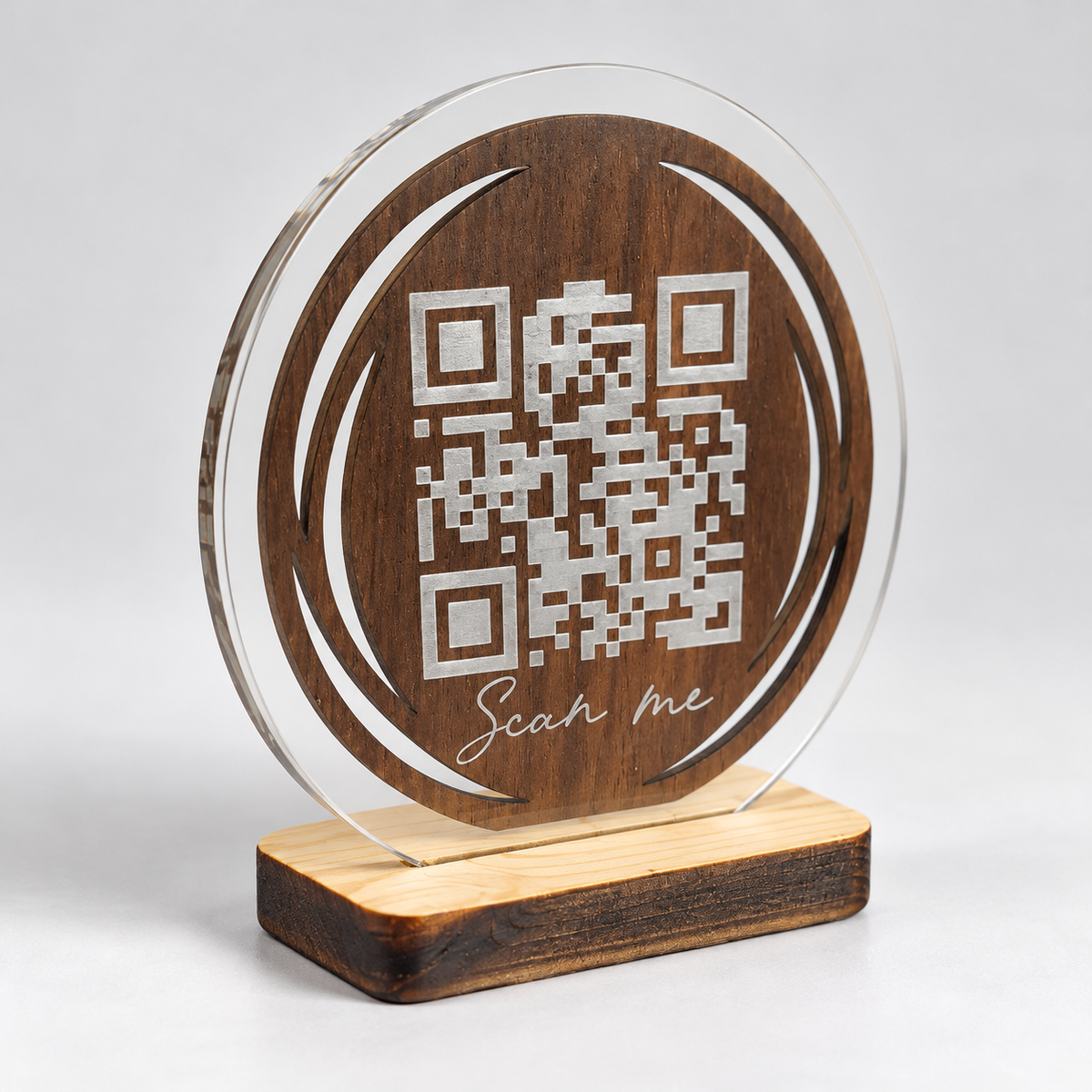 מעמד QR עגול מעץ כהה ואקריליק שקוף עם חריטת Scan me ובסיס עץ טבעי
